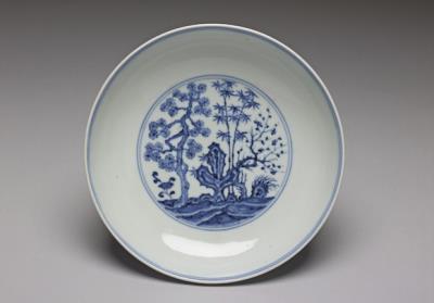 图片[2]-Dish with underglaze-blue illustration of the Three Friends of Winter and court ladies writing poetry on plantain leaves, Ming dynasty, Xuande reign, 1426~1435-China Archive